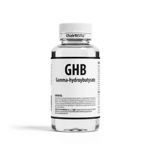 Duidelijke fles gelabeld GHB Gamma-hydroxybutyraat' (Clear bottle labeled GHB Gamma-hydroxybutyrate)
